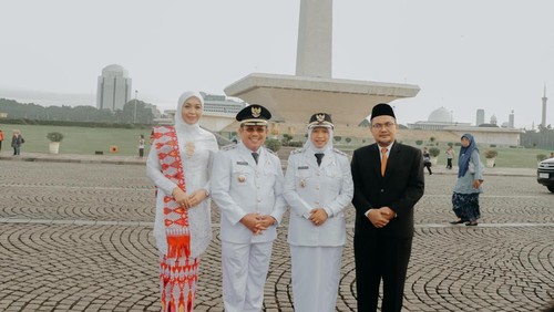 Lalu Ahmad Zaini dan Nurul Adha (Laz-Adha), berfoto di Monas jelang dilantik sebagai Bupati-Wabup Lombok Barat oleh Presiden Prabowo Subianto, Kamis (20/2/2025). (Dok. Tim Laz-Adha)