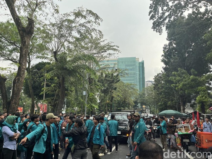 Lalu lintas di depan DPRD Sumut macet karena ada demo mahasiswa