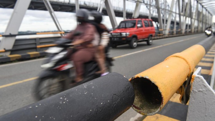 Lalu lintas di Jembatan Mahakam Samarinda sementara akan ditutup Foto udara suasana dari Jembatan Mahakam di Samarinda, Kalimantan Timur, Kamis (20/2/2025). Pemprov dan DPRD Kalimantan Timur sepakat untuk merekomendasikan menutup sementara arus lalu lintas Jembatan Mahakam setelah ditabraknya pilar ketiga dari jembatan itu oleh kapal tongkang Indosukses 28 yang memuat kayu sengon pada Minggu (16/2). ANTARA FOTO/M Risyal Hidayat/tom.