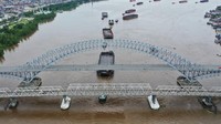 Pemprov dan DPRD Kalimantan Timur sepakat untuk merekomendasikan menutup sementara arus lalu lintas Jembatan Mahakam setelah ditabraknya pilar ketiga dari jembatan itu oleh kapal tongkang Indosukses 28 yang memuat kayu sengon pada Minggu (16/2).  