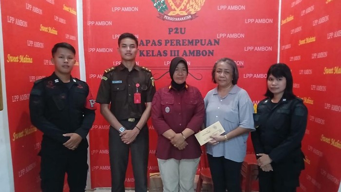Tersangka korupsi proyek pembangunan talut di Kabupaten Buru, Maluku, saat dibawa ke Lapas Kelas II A Ambon.