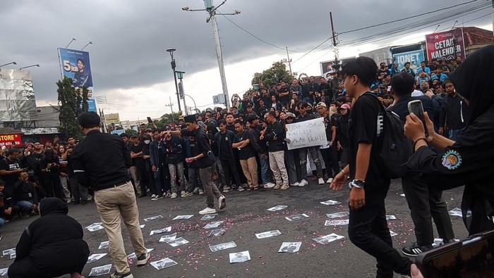Mahasiswa di Jember taburi bunga dan bakar foto menteri kabinet Merah Putih Prabowo Subianto
