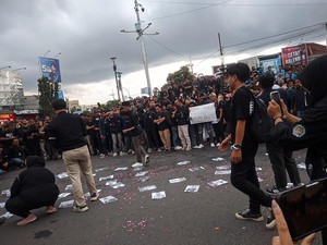 Demo Indonesia Gelap di Jember Bakar Seluruh Foto Menteri Kabinet Merah Putih