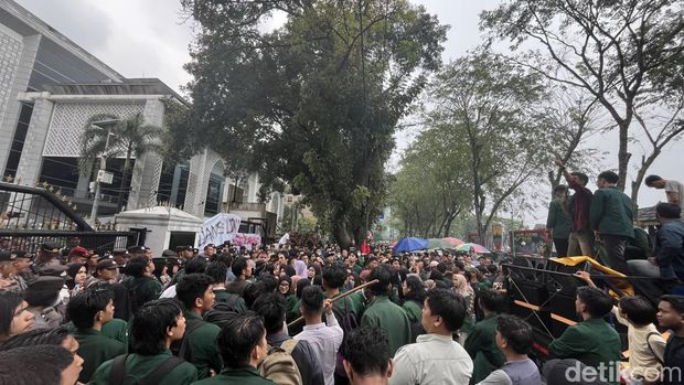 Mahasiswa di Medan kembali melakukan aksi demo di depan Kantor DPRD Sumut hari ini. (Kartika Sari/detikSumut)