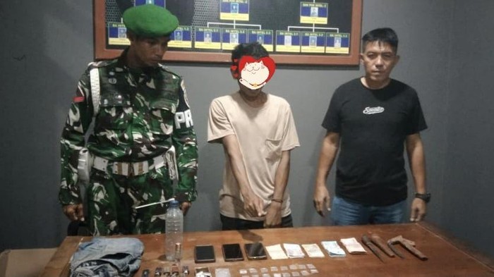 MA, mahasiswa yang nyambi jadi pengedar sabu (tengah) ditangkap anggota TNI Koramil Bolo. (Istimewa)