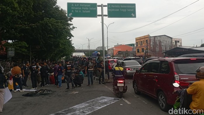 Sejumlah mahasiswa dari berbagai kampus di Makassar, Sulawesi Selatan (Sulsel) menggelar demonstrasi bertajuk Indonesia Gelap di depan kantor DPRD Sulsel.