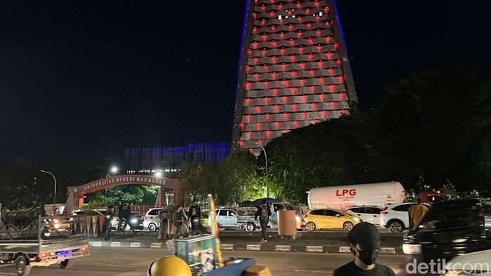 Demo mahasiswa bertajuk Indonesia Gelap di Jalan AP Pettarani, Kota Makassar, Sulawesi Selatan (Sulsel) berlangsung ricuh malam ini.