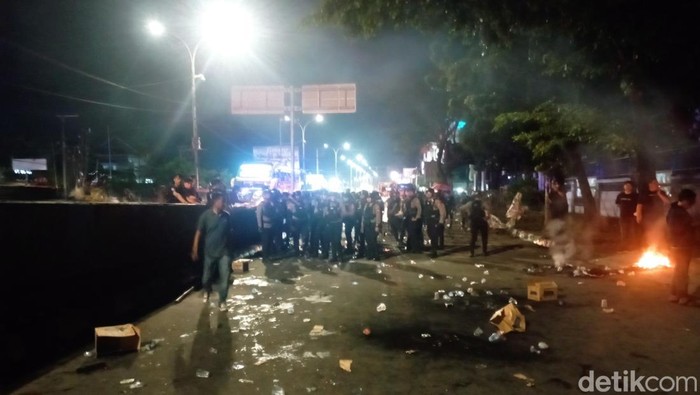 Arus lalu lintas di Jalan Urip Sumoharjo, Makassar, Sulawesi Selatan (Sulsel), kembali lancar usai mahasiswa demo Indonesia Gelap membubarkan diri.