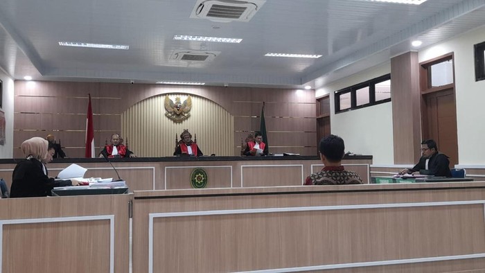 Komisioner KPU Mamuju Tengah Imran Tri Kerwiyadi menjalani sidang di PN Mamuju, Sulawesi Barat (Sulbar).