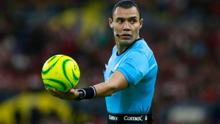 GUADALAJARA, MEXICO - APRIL 27: Marco Antonio Ortiz Nava, central referee, gestures during the 17th round match between Atlas and Chivas as part of the Torneo Clausura 2024 Liga MX at Jalisco Stadium on April 27, 2024 in Guadalajara, Mexico. (Photo by Alfredo Moya/Jam Media/Getty Images)
