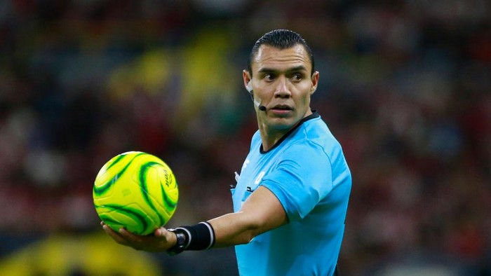 GUADALAJARA, MEXICO - APRIL 27: Marco Antonio Ortiz Nava, central referee, gestures during the 17th round match between Atlas and Chivas as part of the Torneo Clausura 2024 Liga MX at Jalisco Stadium on April 27, 2024 in Guadalajara, Mexico. (Photo by Alfredo Moya/Jam Media/Getty Images)
