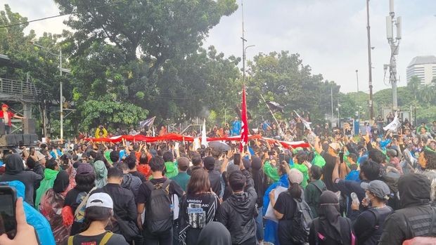 Massa bentangkan bendera Merah Putih raksasa (Taufiq/detikcom)