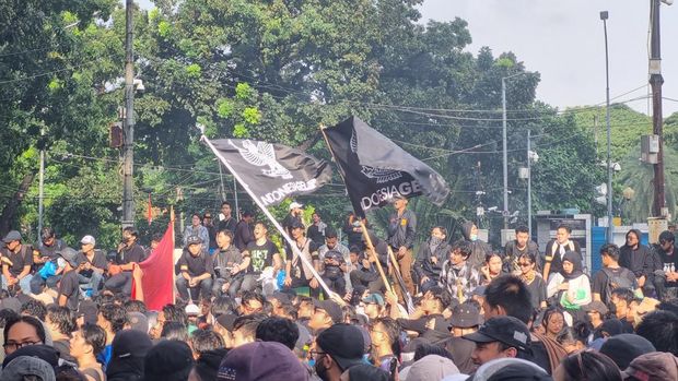 Massa demo Indonesia Gelap di Patung Kuda (Taufiq/detikcom)