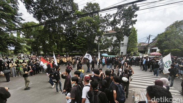 Massa Indonesia Gelap Datangi DPRD Jabar