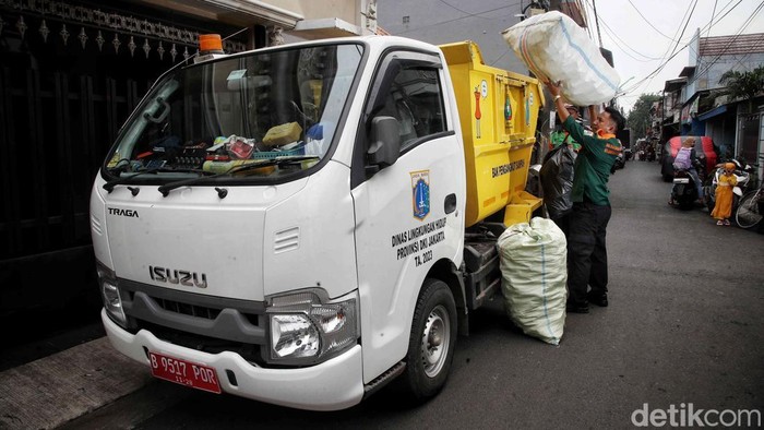 Dalam mewujudkan kebersihan lingkungan, warga Tanjung Priok melakukan kegiatan bank sampah. Yuk kita lihat aktivitas mereka.