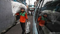 Nantinya, sampah-sampah tersebut ditimbang dan nominalnya disesuaikan dengan timbangan tersebut.  