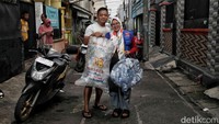 Kegiatan bank sampah itu rutin dilakukan oleh warga.