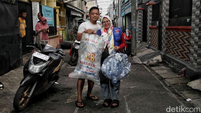 Melihat Aktivitas Bank Sampah di Jakarta Utara Dalam mewujudkan kebersihan lingkungan, warga Tanjung Priok melakukan kegiatan bank sampah. Yuk kita lihat aktivitas mereka.