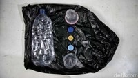 Jenis sampah yang bisa masuk bank sampah adalah seperti botol plastik, gelas plastik, tutup botol plastik dan kardus.  