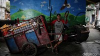 Permukiman padat seperti Tanjung Priok ini harus dijaga kebersihannya, salah satunya dengan kegiatan bank sampah.