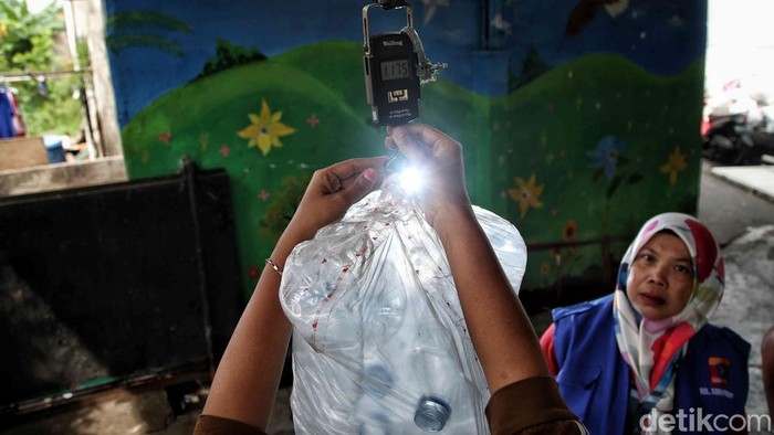Melihat Aktivitas Bank Sampah di Jakarta Utara Dalam mewujudkan kebersihan lingkungan, warga Tanjung Priok melakukan kegiatan bank sampah. Yuk kita lihat aktivitas mereka.