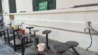 Pengunjung yang ingin mencoba membuat gerabah akan melihat papan berwarna hijau bertuliskan pottery class area di museum ini. Traveler hanya perlu mengeluarkan biaya sebesar Rp 50.000 yang dapat dibayarkan di koperasi di depan area tersebut. (Amalia/detikTravel)