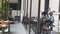 Traveler dapat merasakan langsung bagaimana teknik dan keahlian dalam membuat gerabah dari tanah liat. Disediakan juga celemek agar tidak mengenai pakaian traveler. Jadi, jangan takut kotor! (Amalia/detikTravel)
