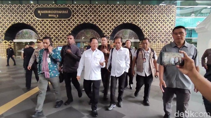 Mendagri Tito Karnavian saat tiba di YIA Kulon Progo, Jumat (21/2/2025).