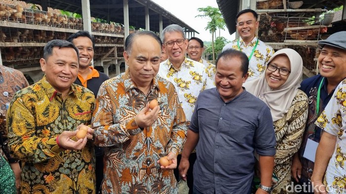 Menteri Koperasi, Budi Arie Setiadi saat memberikan keterangan di Kamijoro, Sendangsari, Pajangan, Bantul, Jumat (21/2/2025).
