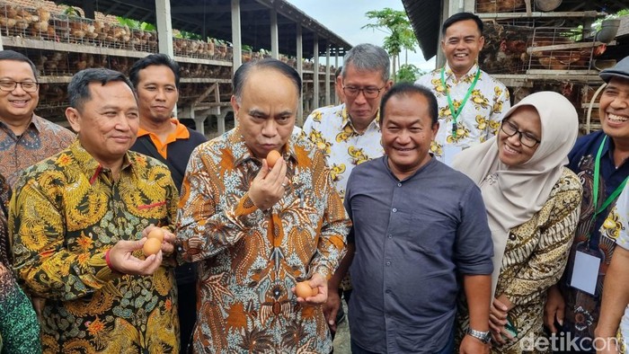 Menteri Koperasi, Budi Arie Setiadi saat memberikan keterangan di Kamijoro, Sendangsari, Panjangan, Bantul, Jumat (21/2/2025).