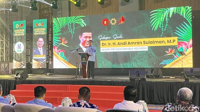 Menteri Pertanian Andi Amran Sulaiman saat menghadiri acara Himpuni di Makassar.