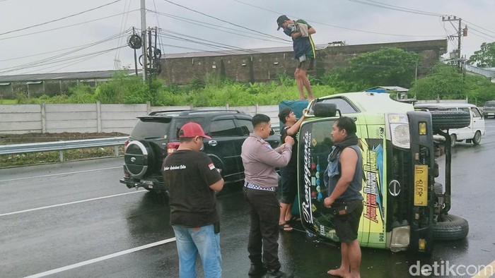 Mobil boks terguling di Jalan Jogja-Solo depan Exit Tol Kuncen, Kecamatan Ceper, Klaten, Jumat (21/2/2025).