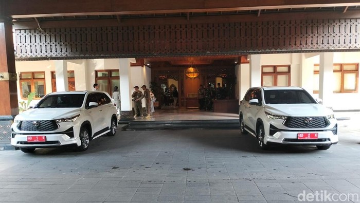 Mobil dinas baru Wali Kota Solo Respati Ardi dan Wakil Wali Kota Astrid Widyani di Balai Kota Solo, Jumat (21/2/2025).