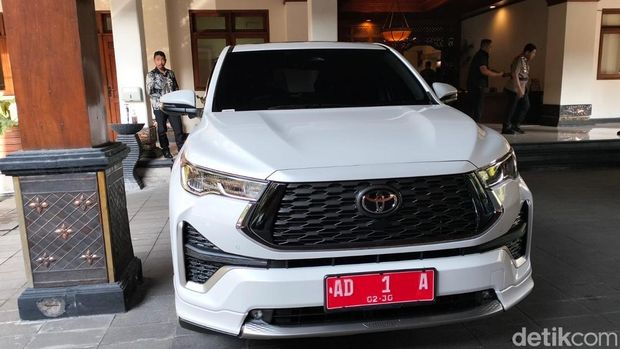 Mobil dinas baru Wali Kota Solo Respati Ardi dan Wakil Wali Kota Astrid Widyani di Balai Kota Solo, Jumat (21/2/2025).