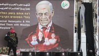 Pada prosesi penyerahan itu, Hamas juga membawa poster yang menggambarkan wajah Perdana Menteri Israel Benjamin Netanyahu dengan taring dan darah di wajahnya. Hamas mengeklaim keempat sandera itu tewas dalam serangan udara Israel selama agresi dan menuduh Zionis bertanggung jawab atas kematian banyak sandera yang ditahan oleh Hamas di Gaza. 