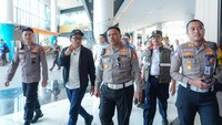 Foto: Peninjauan yang dilakukan Irjen Agus bersama stakeholder ini dilakukan untuk memetakan dan mengantisipasi potensi kemacetan yang terjadi di pelabuhan saat arus mudik dan balik Lebaran 2025 (dok.Korlantas Polri)