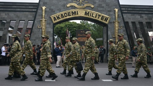 Sejumlah kepala daerah peserta retret yang mengenakan seragam komponen cadangan (komcad) berbaris setibanya di Kompleks Akademi Militer Magelang, Jawa Tengah, Jumat (21/2/2025). Sebanyak 450 kepala daerah dari seluruh Indonesia akan mengikuti retret mulai 21 hingga 28 Februari 2025. ANTARA FOTO/Anis Efizudin/nym.