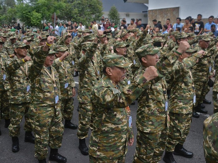 Sejumlah kepala daerah peserta retret yang mengenakan seragam komponen cadangan (komcad) berbaris setibanya di Kompleks Akademi Militer Magelang, Jawa Tengah, Jumat (21/2/2025). Sebanyak 450 kepala daerah dari seluruh Indonesia akan mengikuti retret mulai 21 hingga 28 Februari 2025. ANTARA FOTO/Anis Efizudin/nym.