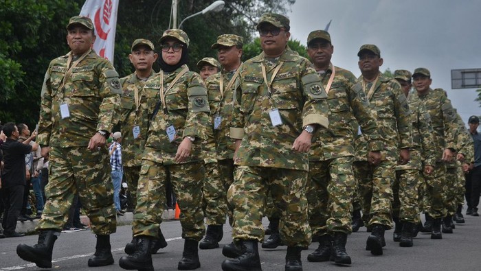 Sejumlah kepala daerah peserta retret yang mengenakan seragam komponen cadangan (komcad) berbaris setibanya di Kompleks Akademi Militer Magelang, Jawa Tengah, Jumat (21/2/2025). Sebanyak 450 kepala daerah dari seluruh Indonesia akan mengikuti retret mulai 21 hingga 28 Februari 2025. ANTARA FOTO/Anis Efizudin/nym.