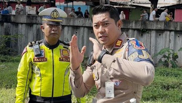 Momen petugas PJR Cikampek evakuasi sapi lepas di tol (dok.Korlantas Polri)