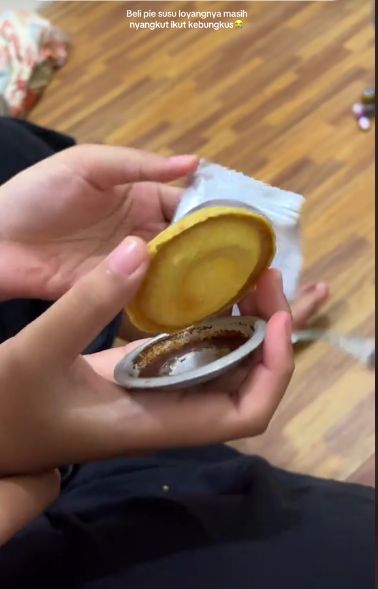 Ngakak! Beli Pie Susu Bali, Wanita Ini dapat Bonus Tak Terduga