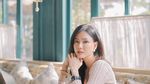 Momen Nita Gunawan Nongkrong Cantik di Kafe hingga Jajan Batagor