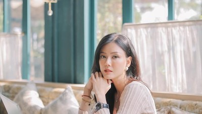 Momen Nita Gunawan Nongkrong Cantik di Kafe hingga Jajan Batagor