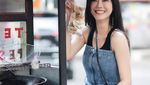 Momen Nita Gunawan Nongkrong Cantik di Kafe hingga Jajan Batagor