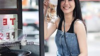 Momen Nita kulineran tak hanya di kafe atau pasar saja, tapi juga kaki lima. Ia terlihat jajan batagor dari penjual gerobakan. Foto: Instagram @nitagunawan09
