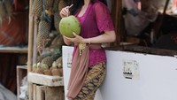 Nita juga kerap berpose cantik mengenakan kebaya. Seperti momennya foto di lapak buah sambil menikmati kelapa muda. Foto: Instagram @nitagunawan09