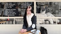 Di akun Instagram miliknya @nitagunawan09, ia kerap memamerkan momen serunya saat kulineran. Termasuk momen nongkrong cantik di sebuah kafe, seperti fotonya satu ini. Foto: Instagram @nitagunawan09