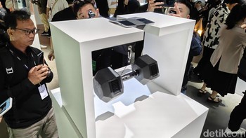 Oppo memperlihatkan Find N5 dapat menahan beban 5 kilogram. Foto: Adi Fida Rahman/detikINET