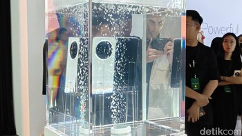 Oppo juga memperlihatkan ketangguhan Find N5 saat direndam dalam air. Foto: Adi Fida Rahman/detikINET