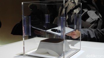 Dan benar saja, saat di area experience, Oppo memperlihatkan Find N5 bisa melayang saat ditiupkan angin dari bawah. Foto: Adi Fida Rahman/detikINET